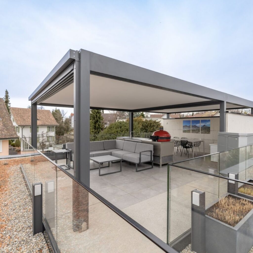 Modernes Festdach in Wallisellen mit integrierter Outdoor-Lounge und Küche auf einer grosszügigen Dachterrasse.
